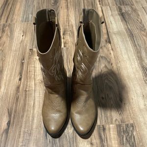 Women brown cowgirl boots